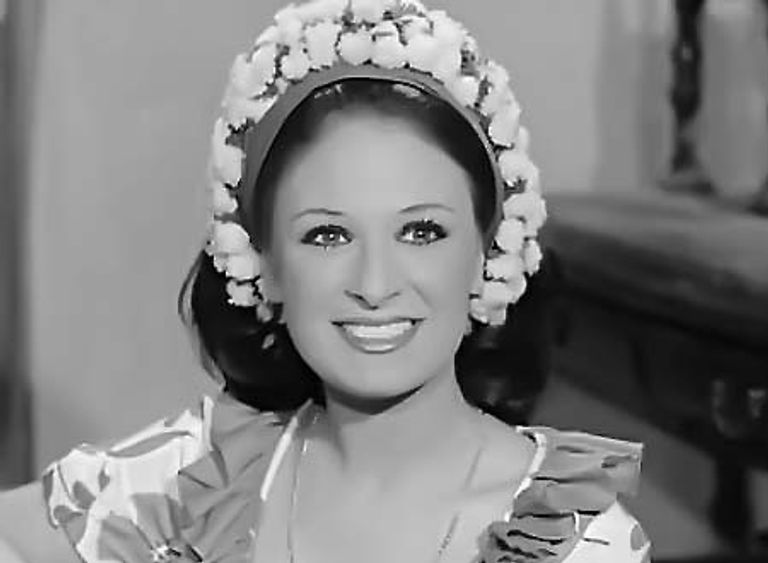 الفنانة القديرة نيللي