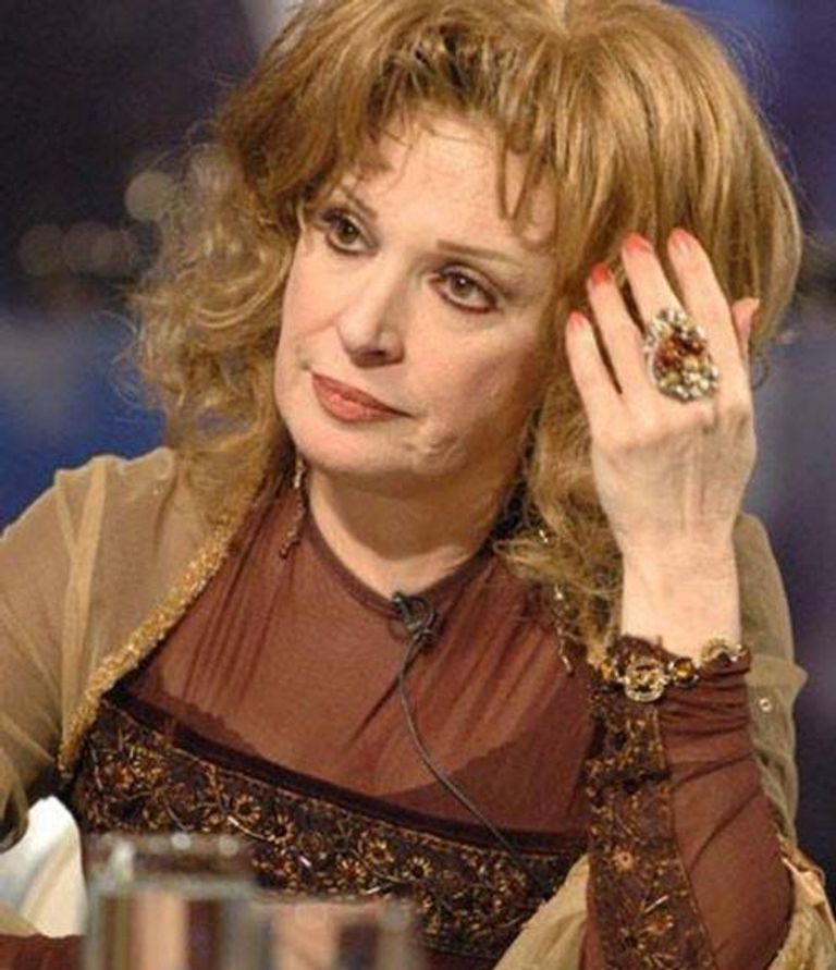 الفنانة القديرة نيللي