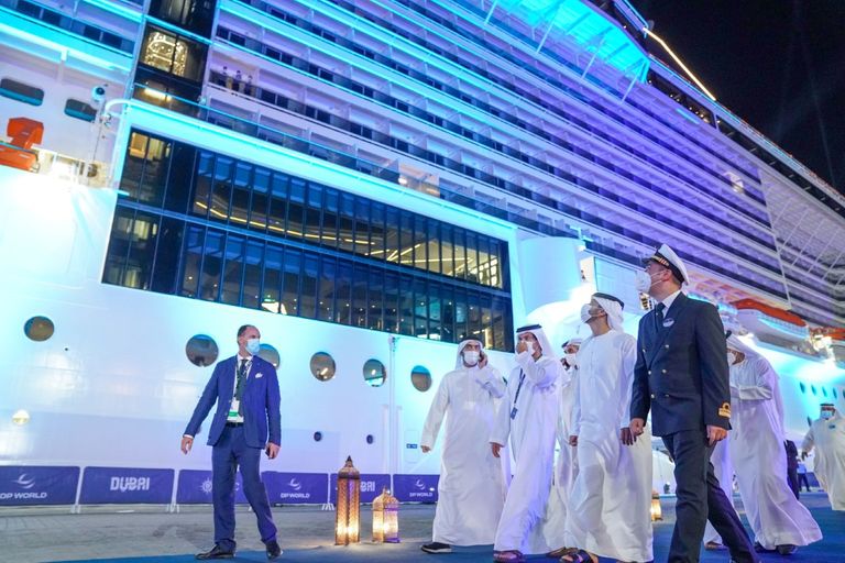 الشيخ منصور بن محمد بن راشد آل مكتوم يشهد حفل تسمية أحدث السفن السياحية