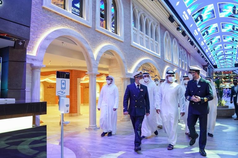 الشيخ منصور بن محمد بن راشد آل مكتوم يشهد حفل تسمية أحدث السفن السياحية