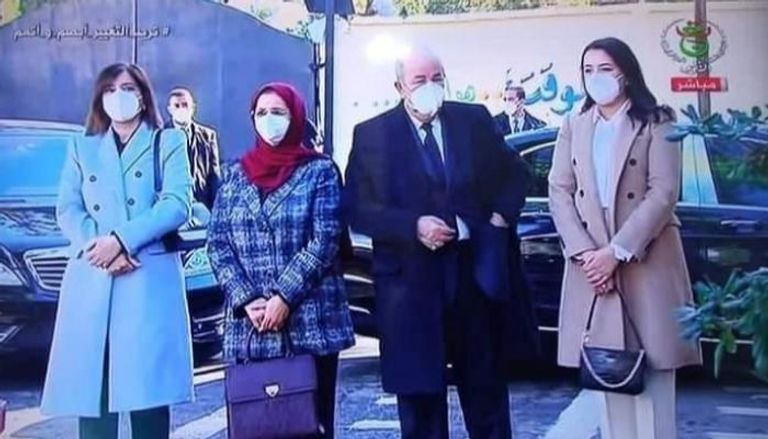 الرئيس الجزائري برفقة زوجته وابنتيه في الانتخابات المحلية