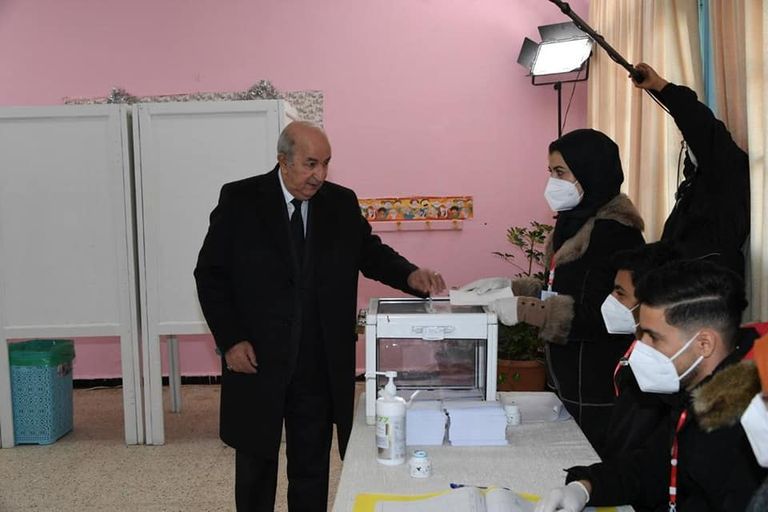الرئيس الجزائري خلال الإدلاء بصوته في الانتخابات المحلية الرئيس الجزائري برفقة زوجته وابنتيه في الانتخابات المحلية
