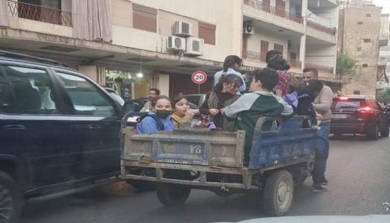تلاميذ يذهبون للمدرسة بواسطة مركبة صغيرة مخصصة للنقل في لبنان