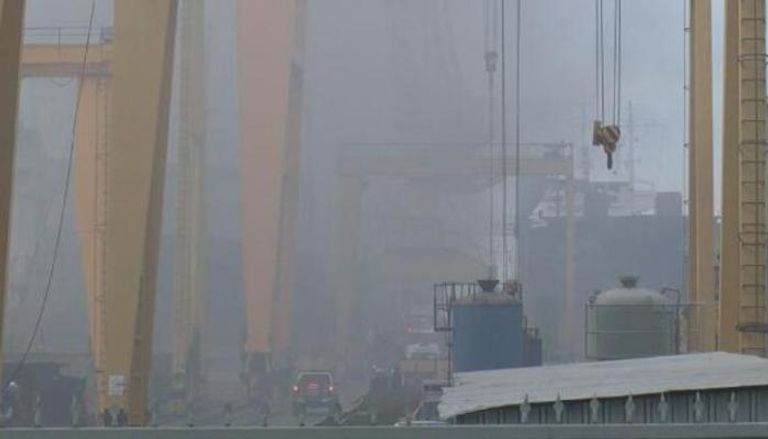صورة للسفينة التركية وقد اندلع الحريق بها