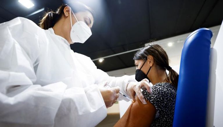 إيطاليا تكثف عمليات التطعيم ضد كورونا