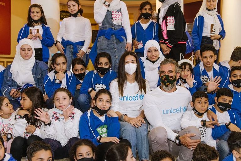 دنيا سمير غانم تحتفل باليوم العالمي مع الأطفال