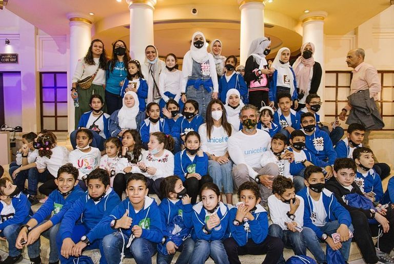 دنيا سمير غانم تحتفل باليوم العالمي مع الأطفال