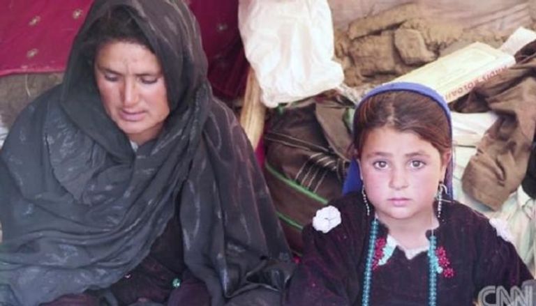 نازحة أفغانية مع طلفتها التي عرضت للبيع