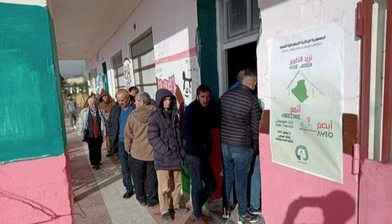 جزائريون يدلون بأصواتهم في الانتخابات المحلية