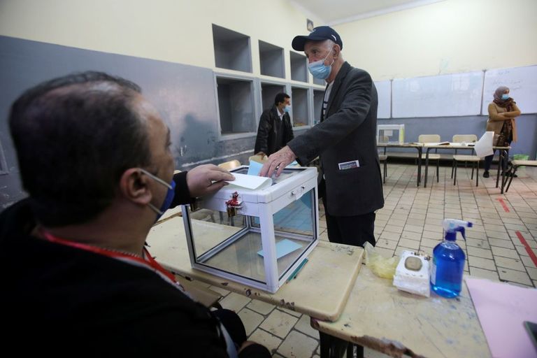 جزائري يدلي بصوته في الانتخابات المحلية جزائري يدلي بصوته في الانتخابات المحلية