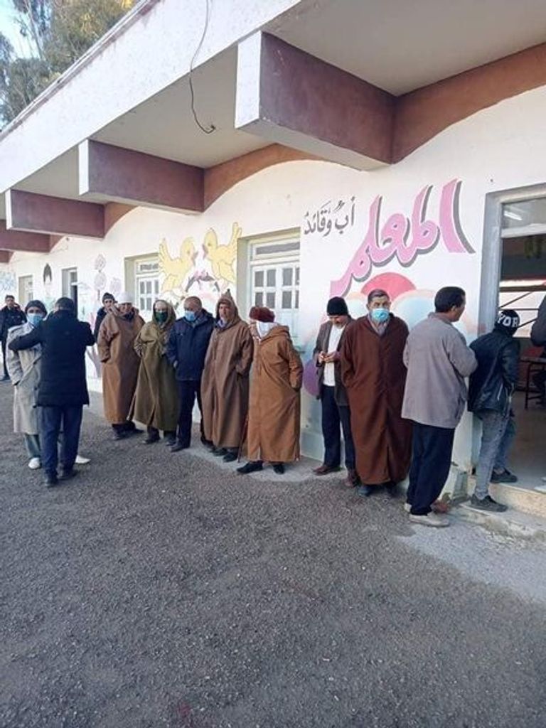 جزائريون بأصوتهم في الانتخابات المحلية جزائري يدلي بصوته في الانتخابات المحلية