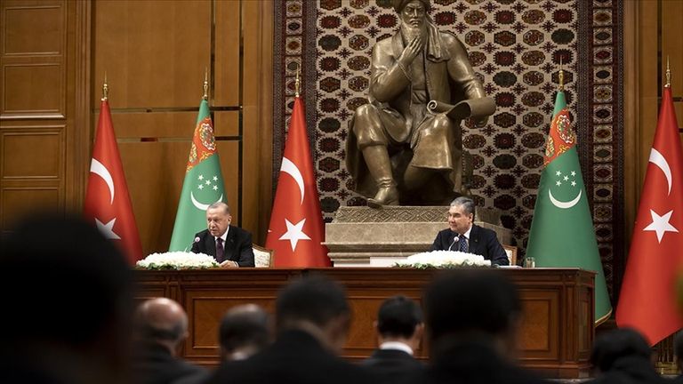 أردوغان ونظيره التركمانستاني خلال مراسم التوقيع