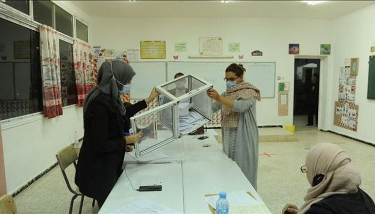 عملية فرز الأصوات في انتخابات المحليات بالجزائر
