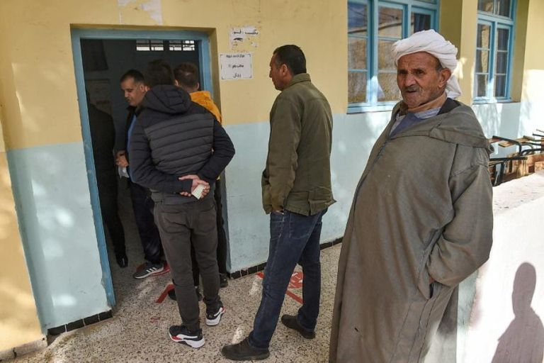 جزائريون يدلون بأصواتهم في الانتخابات المحلية