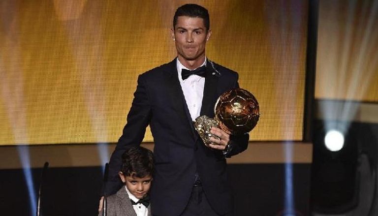 كريستيانو رونالدو يحمل الكرة الذهبية
