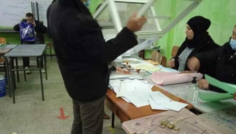عملية فرز الأصوات في الانتخابات المحلية الجزائرية