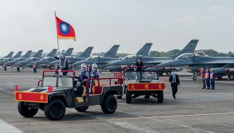 رئيسة تايوان تشرف على تدريبات مقاتلات F-16V في قاعدة تشياي الجوية 