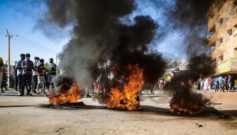 محتجون في السودان يقطعون الطرق بإطارات مشتعلة