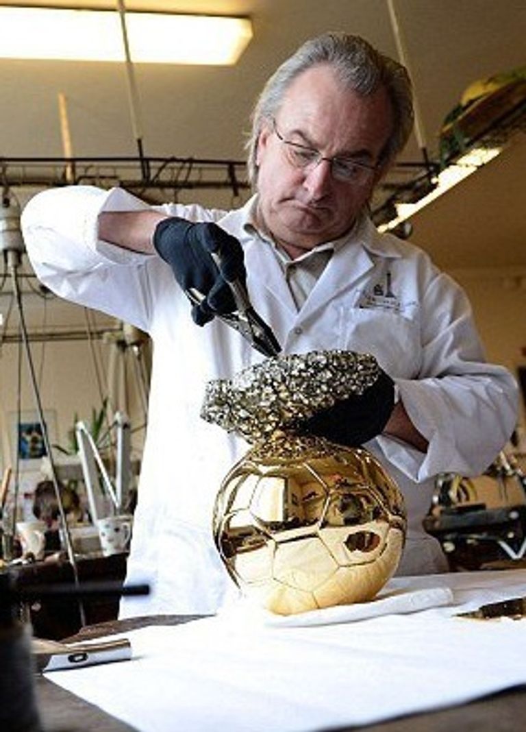 صناعة الكرة الذهبية