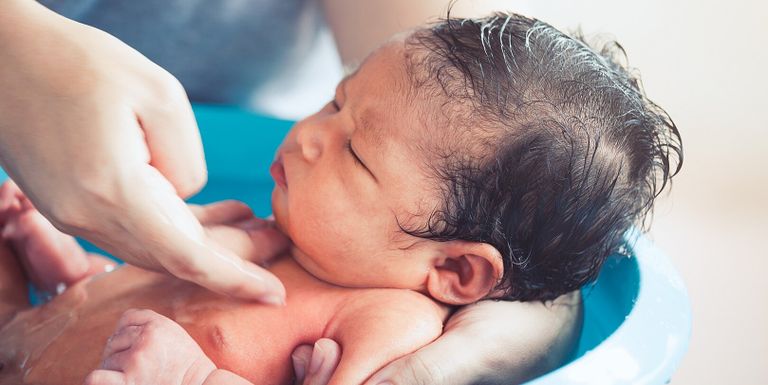 3 حمامات في الأسبوع من 5-10 دقائق كافية لحديثي الولادة وحتى العام الأول