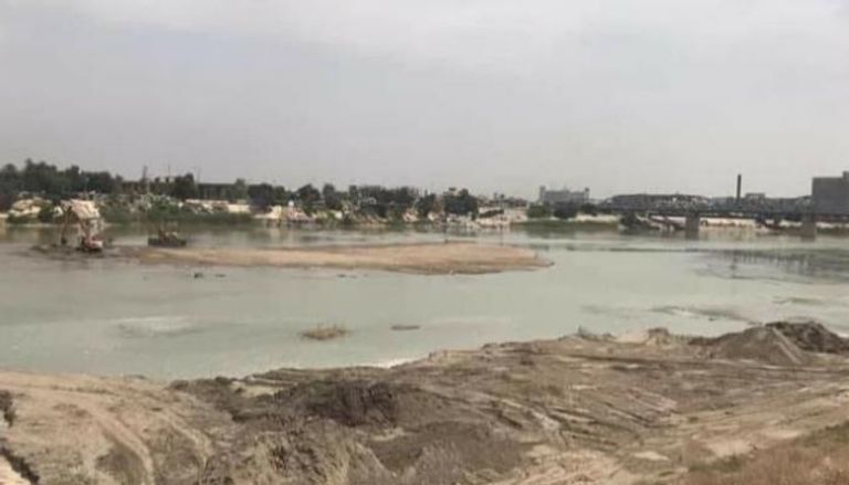 أثار انخفاض منسوب المياه في نهر دجلة وسط العاصمة بغداد