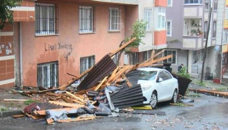أضرار بالغة جرّاء عاصفة شديدة بإسطنبول