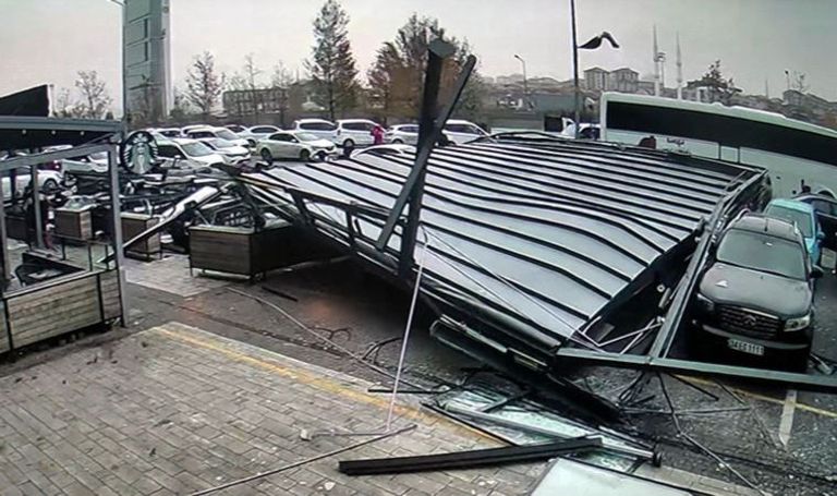 أضرار بالغة جرّاء عاصفة شديدة بإسطنبول