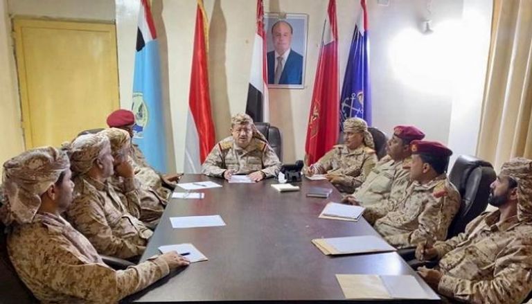 جانب من اجتماع لقيادة وزارة الدفاع اليمنية بمأرب