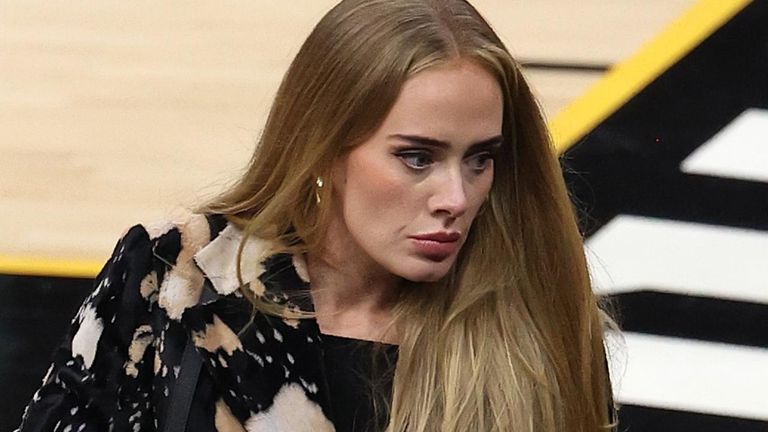 المذيع مات دوران والمغنية أديل