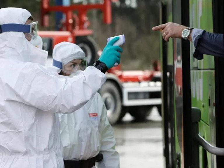 رجل يرتدي كمامة للوقاية من فيروس كورونا