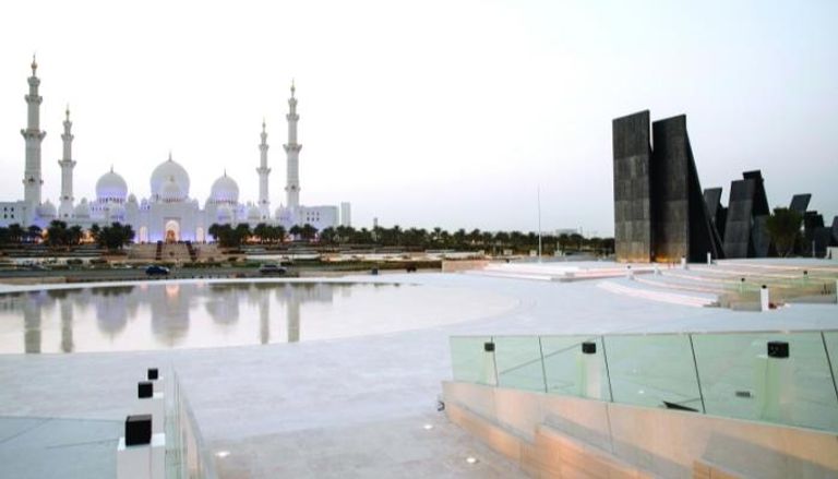 مشهد من واحة الكرامة يظهر مسجد الشيخ زايد الكبير في أبوظبي