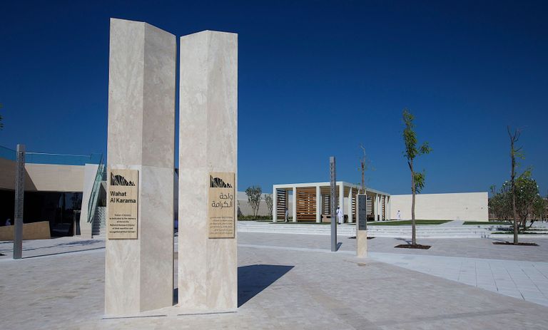 مشهد من واحة الكرامة يظهر مسجد الشيخ زايد الكبير في أبوظبي