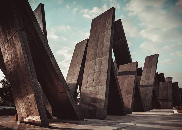 مشهد من واحة الكرامة يظهر مسجد الشيخ زايد الكبير في أبوظبي