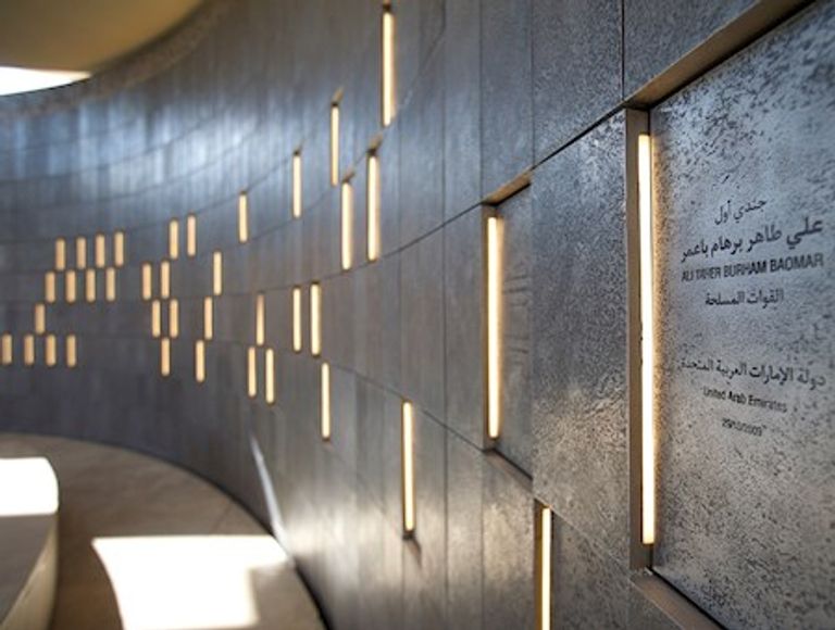 مشهد من واحة الكرامة يظهر مسجد الشيخ زايد الكبير في أبوظبي