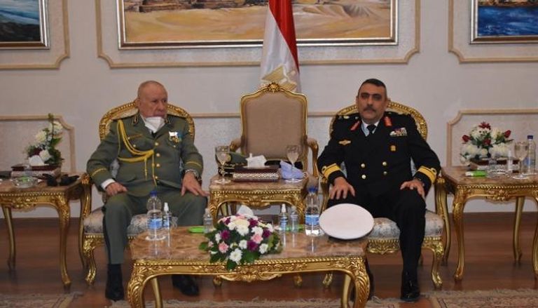 مساعد وزير الدفاع المصري يستقبل قائد الجيش الجزائري