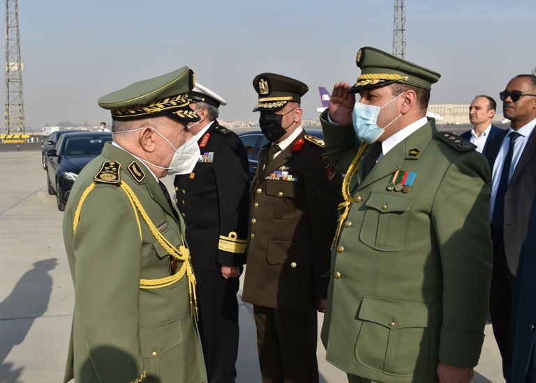جانب من استقبال مساعد وزير الدفاع المصري لقائد الجيش الجزائري مساعد وزير الدفاع المصري يستقبل قائد الجيش الجزائري