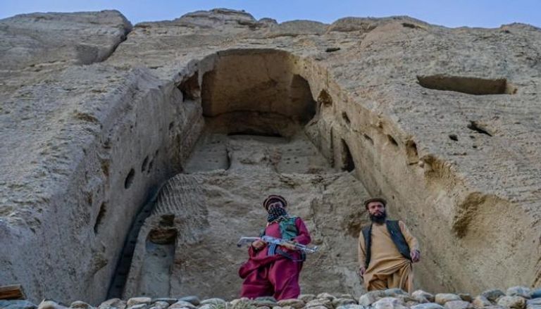 جنديان من طالبان يقومان بحراسة موقع تمثال بوذا