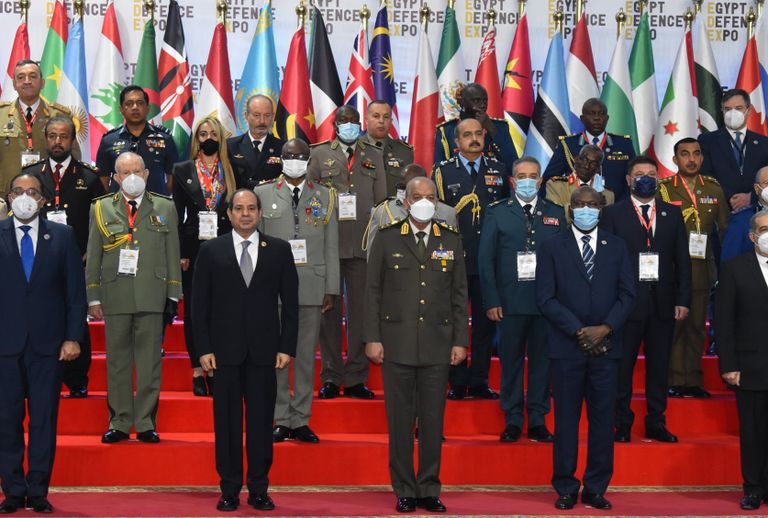 صورة جماعية للرئيس المصري مع الوفود المشاركة في معرض إيديكس 2021 جانب من لقاء قائدي أركان الجيشين المصري والجزائري