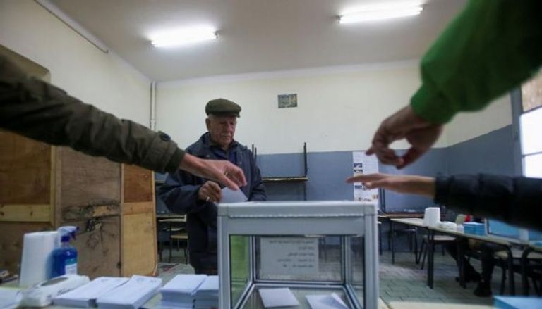 جزائري يدلي بصوته في الانتخابات المحلية