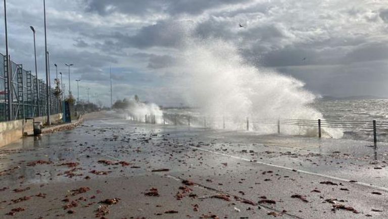 تداعيات العاصفة بمدينة إسطنبول التركية