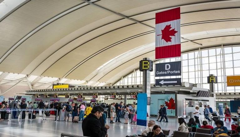 كندا تشدد قواعد السفر 
