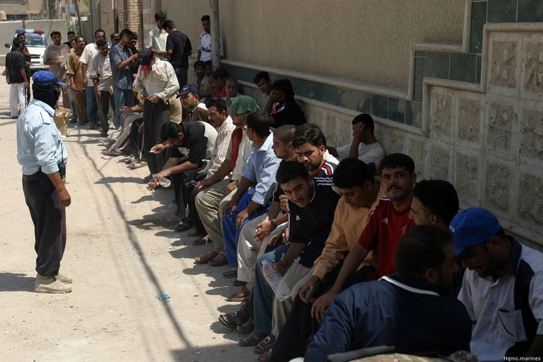 شباب عراقي في انتظار تقديم أوراقه للحصول على وظائف - أرشيفية شباب عراقي يتقدم بأوراقه للحصول على وظائف - أرشيفية