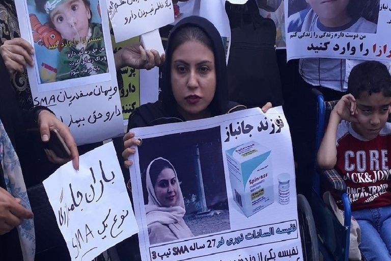 محتجون أمام البرلمان