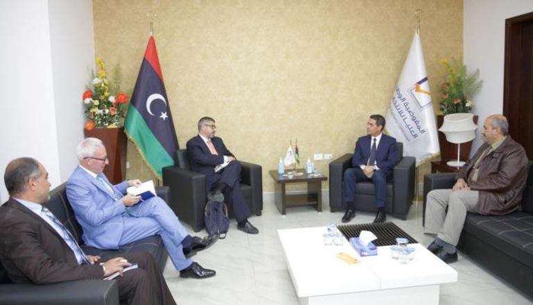 جانب من لقاء السايح سفير الاتحاد الأوروبي في ليبيا. (مفوضية الانتخابات)
