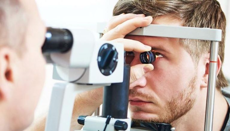 التهاب ملتحمة العين قد يرجع إلى الإصابة بعدوى فيروسية أو عدوى بكتيرية
