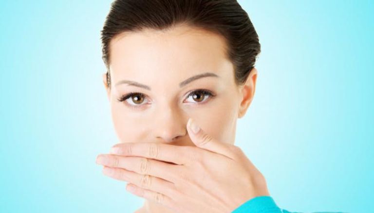 فطريات الفم تسبب انبعاث رائحة كريهة من الفم 