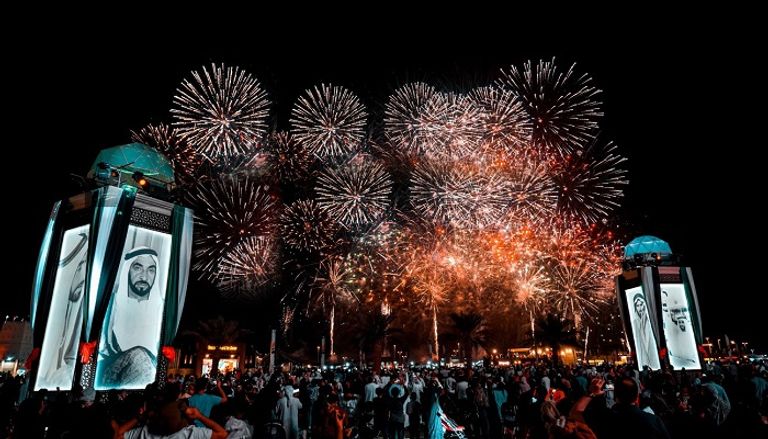 أطفال بالزي الإماراتي في استقبال الزوار