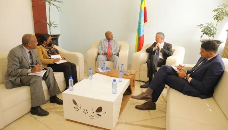 جانب من اللقاء بين السفير الفرنسي والوزير الإثيوبي بأديس أبابا