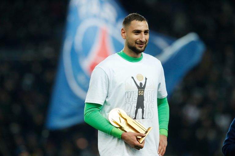 ليونيل ميسي مع الكرة الذهبية