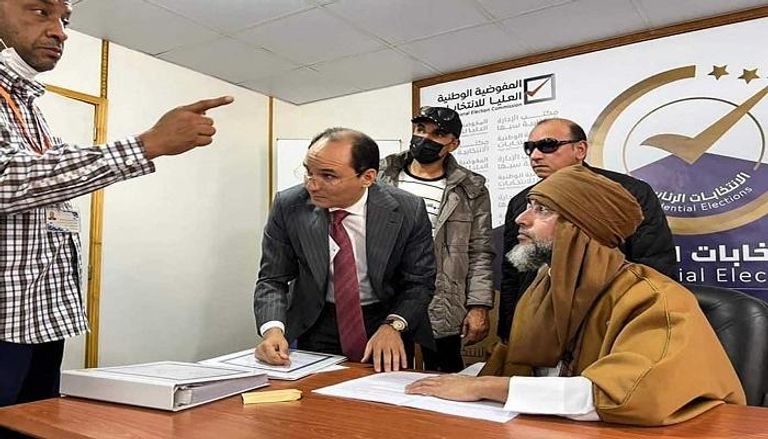 سيف الإسلام والزايدي أثناء تقديم طلب الترشح للانتخابات الرئاسية 